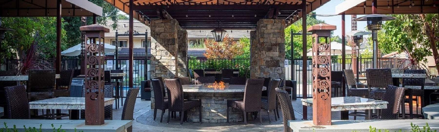 Restaurant and Bar near Downtown Los Altos Courtyard Long Bar & Bistro